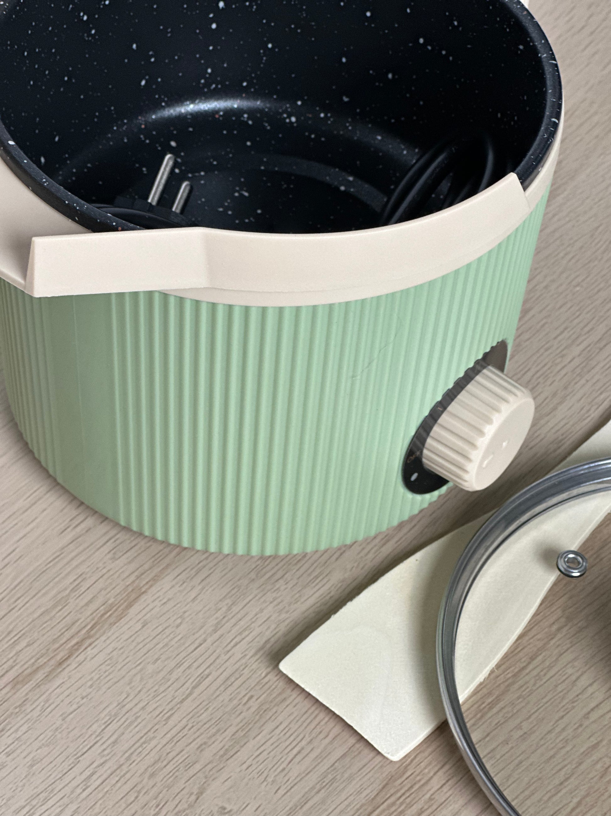 Turnare ceara topita din topitor verde in pahar suppl lab